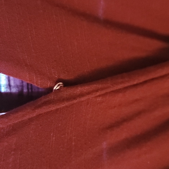 FREE W/ PURCHASE --GUESS Burgundy Sleeveless Criss-Cross Top - Picture 2 of 6